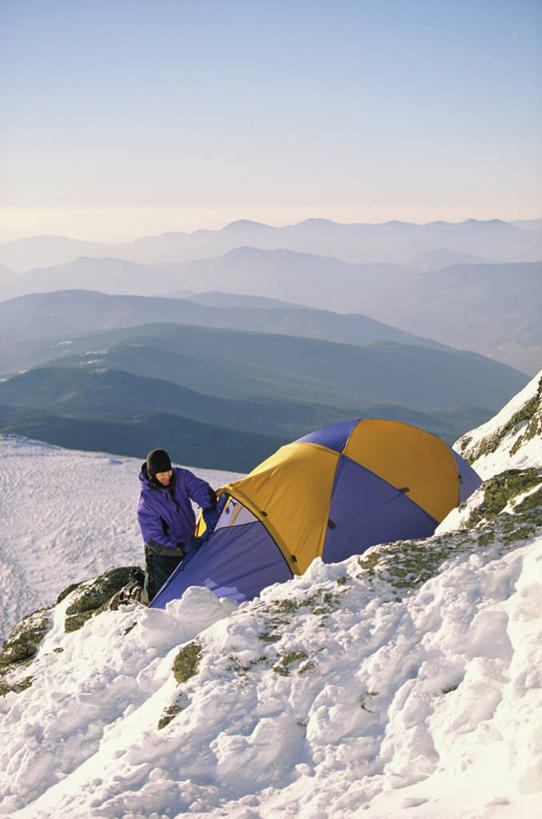 西方人,一个人,站,攀登,竖图,室外,白天,正面,锻炼,旅游,度假,探险,运动,攀岩,山,山脉,雪,雪山,大雪,帽子,欧洲,欧洲人,仅一个男性,仅一个人,握,阴影,光线,影子,帐篷,冰,积雪,山峰,雪景,冬季,冬天,山峦,拿,拿着,娱乐,极限运动,仅一个年轻男性,蓝色,蓝天,天空,阳光,群山,天,站着,享受,休闲,爬,放松,寒冷,握着,晴朗,冰冷,登山服,室外运动,露营,野营,户外运动,万里无云,宿营,编织帽,严寒,冰凉,酷寒,凛冽,凛凛,极冷,冒险,体育,男人,男性,年轻男性,白种人,晴空,晴空万里,登山,攀爬,站立,半身,彩图,健身