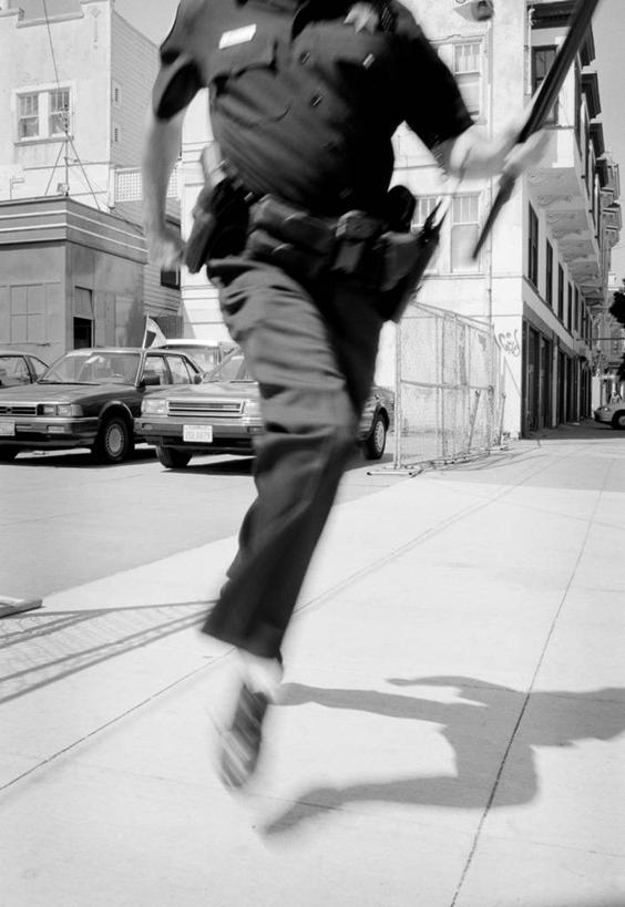 西方人,一个人,警察,警卫,家,跑,竖图,黑白,室内,白天,正面,工作服,制服,门,汽车,欧洲,欧洲人,仅一个男性,仅一个人,仅一个中年男性,一辆,追逐,追赶,阴影,朦胧,模糊,光线,影子,房屋,墙,屋子,楼房,墙壁,墙面,住宅,车,门框,交通工具,轿车,载具,警棍,工作制服,男人,男性,中年男性,白种人,保安,警卫员,看守,卫兵,跑步,半身,工作套服,房子