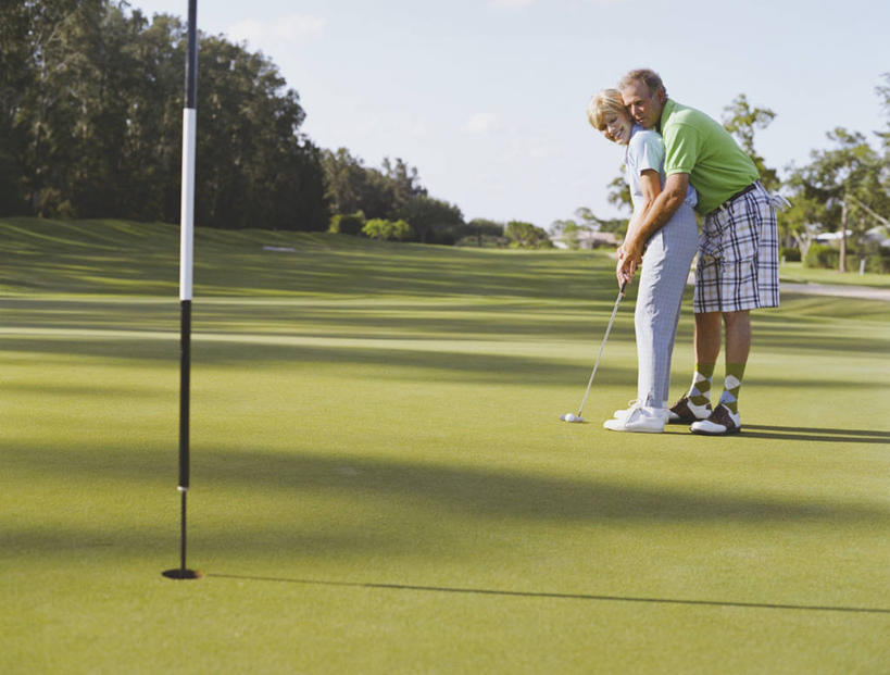 西方人,两个人,夫妻,站,抱,横图,室外,白天,侧面,爱情,草地,草坪,植物,欧洲,欧洲人,弯腰,握,阴影,服装,光线,高尔夫,高尔夫球,影子,云,云朵,球场,浪漫,拿,云彩,拿着,注视,休闲装,高尔夫球场,草,树,树木,衣服,蓝色,绿色,白云,蓝天,天空,阳光,自然,天,观察,看,站着,休闲,休闲服,恩爱,握着,恋人,服饰,生长,晴朗,成长,抱着,观看,察看,高尔夫球杆,搂着,关注,绿茵场,高尔夫运动,高尔夫球具,弯身,传授,男人,男性,女人,女性,中年男性,中年女性,白种人,夫妇,情侣,教授,晴空,怀抱,搂,搂抱,相抱,拥抱,站立,半身,彩图,伴侣