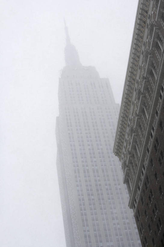 无人,竖图,室外,白天,仰视,度假,美景,雪,雾,大雪,窗户,城市风光,城市,纽约,美国,一排,朦胧,模糊,整齐,并列,并排,墙,积雪,景观,雪景,冬季,冬天,曼哈顿,娱乐,玻璃窗,墙壁,墙面,排列,享受,休闲,景色,放松,寒冷,迷雾,北美,北美洲,队列,美洲,平行,第五大道,帝国大厦,纽约州,帝国之州,帝国州,北亚美利加洲,亚美利加洲,严寒,帝国州大厦,纽约第五街,纽约州大厦,大雾,彩图,低角度拍摄,曼哈顿岛