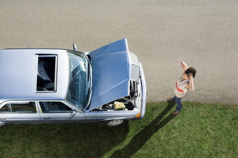 西方人,一个人,站,坐,横图,俯视,室外,白天,草地,草坪,植物,汽车,欧洲,非洲,黑人,欧洲人,仅一个年轻女性,仅一个女性,仅一个人,一辆,抱头,阴影,服装,朦胧,模糊,光线,影子,注视,休闲装,车,草,拍照,衣服,蓝色,绿色,交通工具,轿车,观察,看,站着,休闲,休闲服,摄影,服饰,观看,察看,关注,载具,故障,捧首,捧头,年轻女性,女人,女性,非洲人,站立,坐着,彩图,高角度拍摄,全身,照相