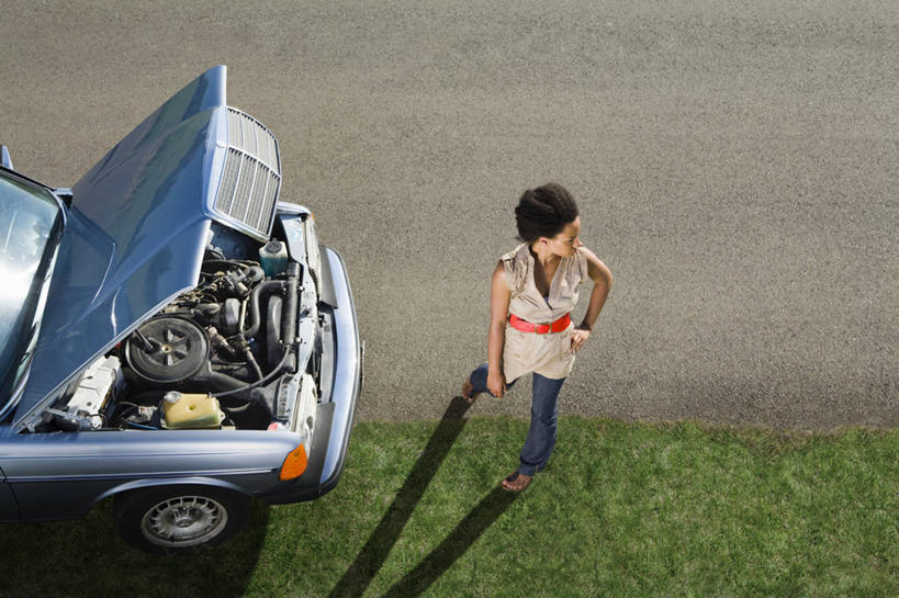 西方人,一个人,站,坐,横图,俯视,室外,白天,草地,草坪,植物,汽车,欧洲,非洲,黑人,欧洲人,仅一个年轻女性,仅一个女性,仅一个人,一辆,阴影,服装,朦胧,模糊,光线,影子,扭头,注视,休闲装,手叉腰,车,草,拍照,衣服,蓝色,绿色,交通工具,轿车,叉腰,观察,看,站着,转头,休闲,休闲服,摄影,服饰,观看,察看,关注,载具,故障,年轻女性,女人,女性,非洲人,站立,坐着,彩图,高角度拍摄,全身,照相