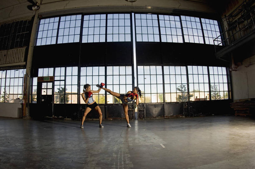 西方人,一个人,运动员,体育馆,运动场,站,横图,室内,白天,正面,广角镜头,鱼眼镜头,运动服,运动鞋,安全,比赛,窗户,鞋子,欧洲,非洲,黑人,欧洲人,仅一个年轻女性,仅一个女性,仅一个人,踢,阴影,服装,光线,影子,墙,防护,拳击手套,注视,运动器械,体育场,玻璃窗,墙壁,墙面,衣服,阳光,手套,观察,看,站着,健身器械,服饰,观看,张开双腿,休闲鞋,保护,察看,衣着,穿着,关注,保险,健身器材,保全,周全,安稳,安定,运动馆,防护手套,衣饰,展开双腿,竞赛,平安,年轻女性,女人,女性,非洲人,体育运动员,运动选手,站立,彩图,全身,运动器材,伸展双腿,运动装