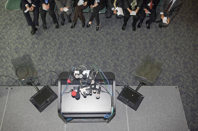 西方人,伙伴,朋友,商务人士,记者,商务男性,办公室,坐,横图,俯视,室内,白天,衬衫,友谊,合作,团队,椅子,欧洲,欧洲人,一排,握,套装,服装,整齐,材料,档案,文件,纸,许多人,拿,拿着,注视,休闲装,排列,衣服,话筒,手稿,资料,观察,看,一群人,休闲,休闲服,战略,握着,服饰,观看,证明,察看,麦克风,队列,关注,扩音器,文档,商务装,传声器,工薪阶层,采访,联合,合谋,微音器,配合,协作,男人,男性,女人,女性,中年男性,中年女性,白种人,白领,上班族,新闻工作者,新闻记者,坐着,半身,彩图,高角度拍摄,衬衣