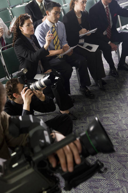 西方人,记者,坐,蹲,竖图,俯视,室内,白天,衬衫,西装,地毯,相机,椅子,欧洲,欧洲人,一排,握,套装,正装,整齐,装饰,编织,材料,档案,文件,纸,手工艺品,领带,织物,许多人,拿,拿着,注视,职业装,排列,拍照,手稿,数码相机,资料,工艺品,观察,看,一群人,单反,握着,摄影,观看,单反相机,华丽,修饰,证明,点缀,察看,队列,关注,文档,采访,衬托,美观,雅致,雅观,男人,男性,女人,女性,中年男性,中年女性,白种人,新闻工作者,新闻记者,照相机,蹲着,坐着,半身,彩图,高角度拍摄,衬衣,照相