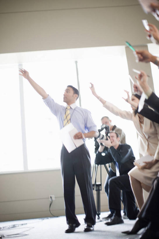 西方人,记者,站,蹲,举,竖图,室内,白天,正面,衬衫,西装,窗户,相机,欧洲,欧洲人,握,套装,正装,朦胧,模糊,笔,材料,档案,文件,纸,墙,办公用品,领带,许多人,拿,拿着,注视,职业装,水笔,玻璃窗,墙壁,墙面,文具,拍照,手稿,数码相机,学习用品,资料,观察,看,托,站着,一群人,单反,握着,摄影,观看,单反相机,文具用品,证明,察看,关注,文档,采访,男人,男性,女人,女性,中年男性,中年女性,白种人,新闻工作者,新闻记者,照相机,蹲着,举起,举手,举着,向上举,向上伸,向上托,站立,彩图,全身,衬衣,照相