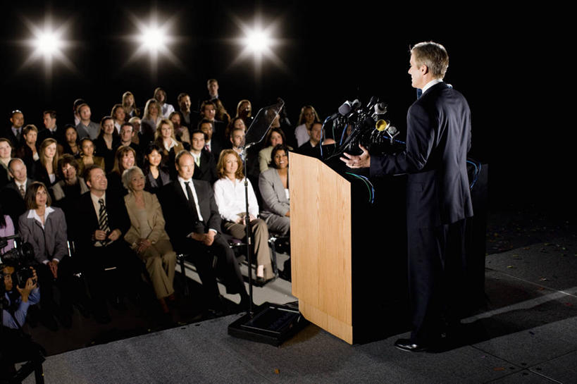 西方人,舞台,站,举,伸展双臂,横图,俯视,室内,白天,衬衫,西装,照明,欧洲,欧洲人,一排,阴影,套装,正装,整齐,光线,影子,灯光,领带,许多人,注视,职业装,灯,排列,话筒,灯具,发言,观察,看,托,演讲,站着,一群人,观看,聚光灯,照亮,察看,麦克风,照明设备,队列,关注,扩音器,政治,传声器,竞选,微音器,记者会,记者招待会,男人,男性,女人,女性,中年男性,中年女性,白种人,表演台,敞开双臂,讲话,举起,举手,举着,伸开双臂,向上举,向上伸,向上托,展开双肩,站立,张开手臂,张开双臂,彩图,高角度拍摄,全身,衬衣,演说家