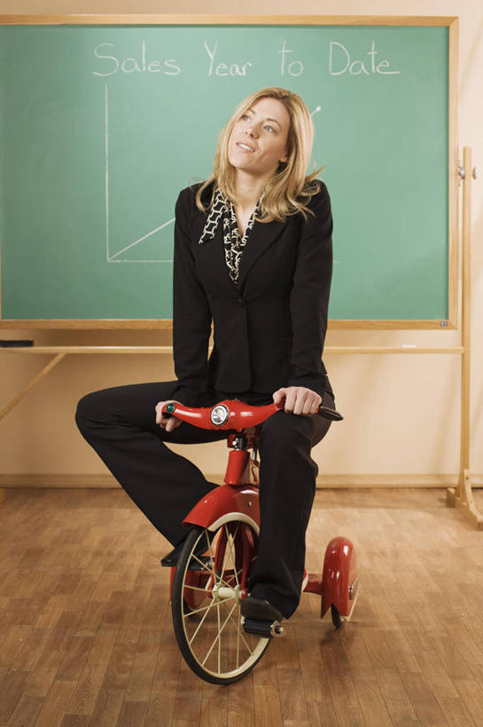 西方人,一个人,教师,学校,坐,竖图,室内,特写,白天,正面,游戏,玩具,欧洲,欧洲人,仅一个年轻女性,仅一个女性,仅一个人,握,服装,英文,笔,标志,工具,文字,字符,字母,墙,拿,玩,拿着,扭头,注视,休闲装,娱乐,标识,踩,校园,墙壁,墙面,车,衣服,粉笔,童车,学习用品,黑板,踩着,观察,看,转头,休闲,教室,休闲服,益智,教学,握着,服饰,观看,活动,英文字母,文具用品,察看,关注,消遣,载具,折叠童车,耐磨,白垩,教学黑板,年轻女性,女人,女性,白种人,讲师,教授,老师,玩耍,嬉戏,坐着,彩图,全身