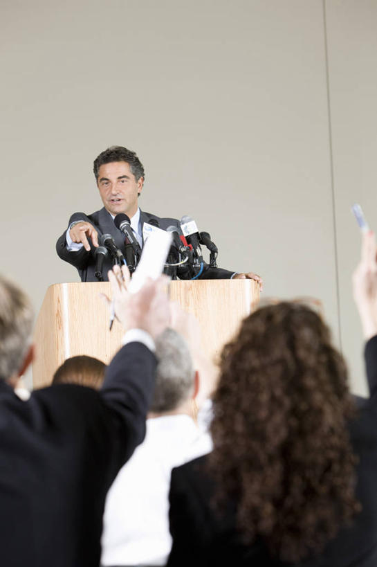 西方人,商务人士,商务男性,商务女性,站,坐,举,竖图,室内,白天,正面,衬衫,西装,欧洲,欧洲人,一排,指,阴影,套装,正装,朦胧,模糊,整齐,光线,影子,墙,领带,许多人,注视,职业装,方向,墙壁,墙面,排列,话筒,讲台,发言,观察,看,手势,托,演讲,站着,一群人,观看,察看,麦克风,指向,食指,队列,关注,扩音器,政治,传声器,工薪阶层,竞选,微音器,记者会,记者招待会,男人,男性,女人,女性,中年男性,中年女性,白种人,白领,上班族,讲话,举起,举手,举着,向上举,向上伸,向上托,站立,坐着,半身,彩图,衬衣,演说家