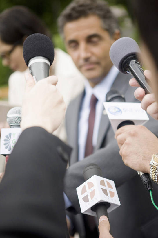 西方人,商务人士,记者,商务男性,商务女性,站,举,竖图,室外,白天,侧面,衬衫,西装,欧洲,欧洲人,一排,握,阴影,套装,正装,朦胧,模糊,整齐,光线,眼镜,影子,领带,许多人,拿,拿着,注视,职业装,排列,阳光,话筒,观察,看,托,演讲,站着,一群人,握着,观看,察看,麦克风,队列,关注,扩音器,政治,近视眼镜,传声器,工薪阶层,采访,竞选,微音器,记者会,记者招待会,男人,男性,女人,女性,中年男性,中年女性,白种人,白领,上班族,新闻工作者,新闻记者,举起,举手,举着,向上举,向上伸,向上托,站立,半身,彩图,衬衣,演说家