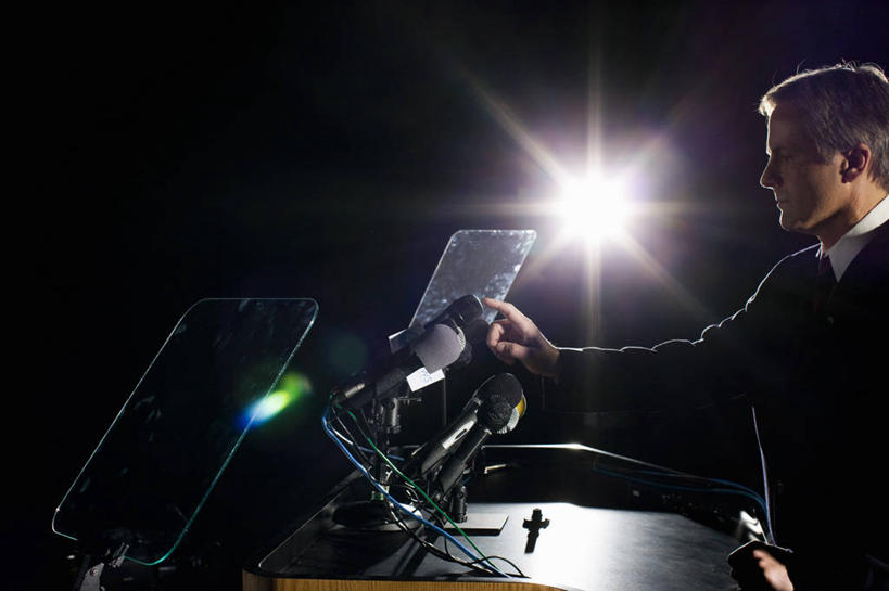 西方人,一个人,商务人士,商务男性,舞台,站,笑,微笑,露齿笑,横图,室内,白天,侧面,衬衫,西装,照明,欧洲,欧洲人,仅一个男性,仅一个人,仅一个中年男性,指,阴影,套装,正装,光线,影子,灯光,领带,注视,职业装,方向,灯,话筒,灯具,发言,观察,看,手势,演讲,站着,观看,聚光灯,照亮,察看,麦克风,指向,食指,照明设备,关注,扩音器,政治,传声器,工薪阶层,竞选,微音器,记者会,记者招待会,男人,男性,中年男性,白种人,白领,上班族,表演台,讲话,站立,半身,彩图,衬衣,演说家