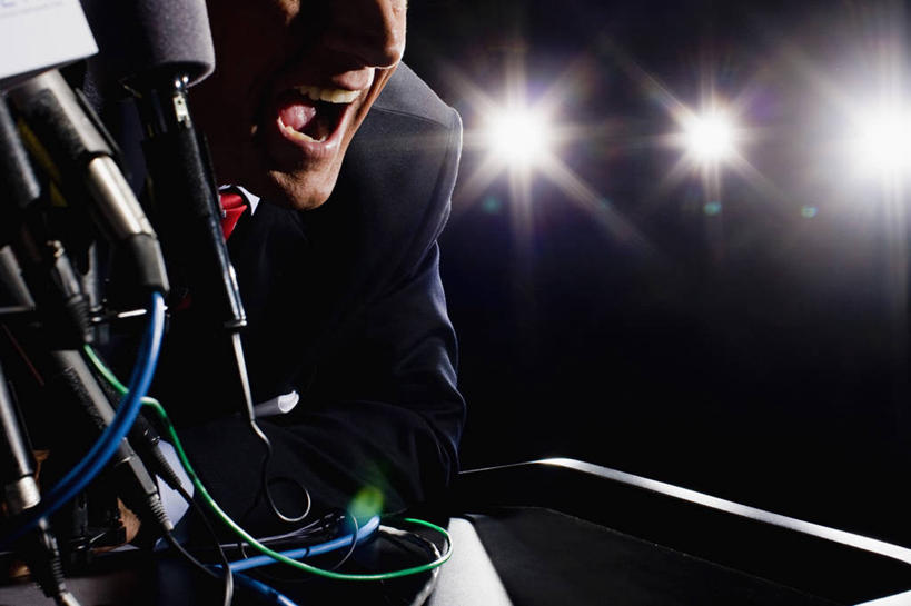 西方人,一个人,商务人士,商务男性,站,横图,室内,白天,正面,衬衫,西装,照明,欧洲,欧洲人,仅一个男性,仅一个人,仅一个中年男性,弯腰,阴影,套装,正装,光线,影子,灯光,领带,注视,职业装,灯,话筒,灯具,发言,观察,看,演讲,站着,张嘴,观看,聚光灯,照亮,察看,麦克风,照明设备,关注,扩音器,政治,传声器,张大嘴巴,工薪阶层,竞选,弯身,微音器,记者会,记者招待会,男人,男性,中年男性,白种人,白领,上班族,张开嘴,讲话,站立,半身,彩图,衬衣,演说家