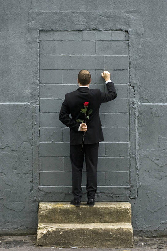 西方人,一个人,商务人士,商务男性,家,站,竖图,室外,白天,衬衫,西装,爱情,幸福,纯洁,热情,楼梯,门,玫瑰,欧洲,欧洲人,仅一个男性,仅一个人,仅一个中年男性,握,套装,正装,盛开,房屋,阶梯,墙,屋子,玫瑰花,领带,浪漫,拿,花蕾,拿着,注视,职业装,鼓励,楼房,墙壁,墙面,台阶,住宅,花,花瓣,花朵,鲜花,一个,背面,红色,门框,花苞,花蕊,观察,加油,看,手势,握拳,站着,温暖,温馨,恩爱,打气,握着,单个,观看,和睦,察看,关注,鼓舞,感动,工薪阶层,背手,尊敬,天真,刺玫花,徘徊花,男人,男性,中年男性,白种人,白领,上班族,站立,彩图,全身,衬衣,房子,融洽,敲门