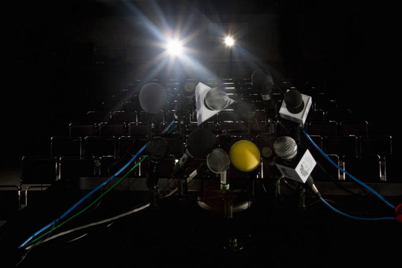 无人,横图,俯视,室内,白天,长时间曝光,静物,椅子,照明,一排,许多,阴影,朦胧,模糊,整齐,并列,并排,电力,光线,电线,线,影子,灯光,电能,很多,线路,灯,排列,绿色,话筒,会议椅,灯具,电,聚光灯,电源,电源线,办公椅,照亮,麦克风,照明设备,队列,扩音器,能量,平行,曝光,传声器,商务椅,培训椅,微音器,暴光,记者会,记者招待会,彩图,高角度拍摄