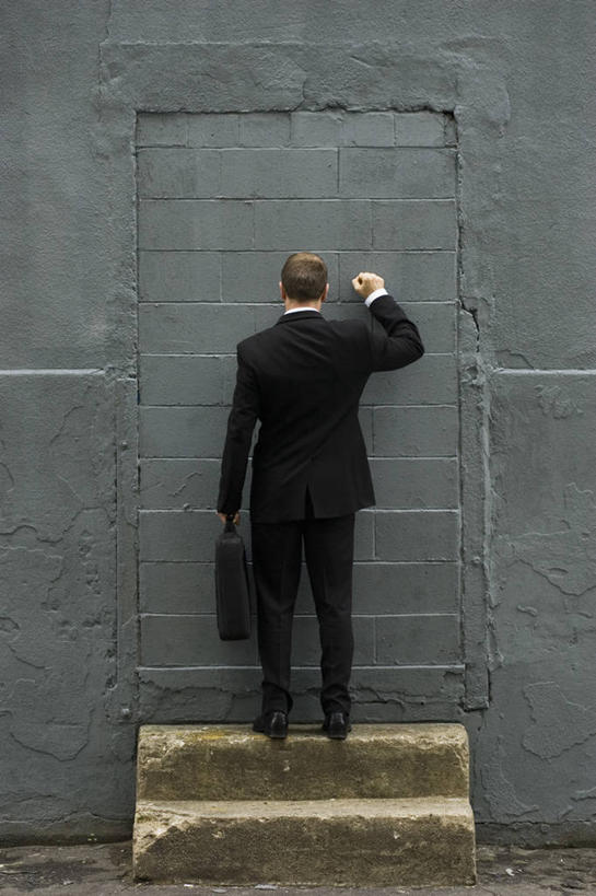 西方人,一个人,商务人士,商务男性,栏杆,站,举,竖图,室外,白天,衬衫,西装,楼梯,门,欧洲,欧洲人,仅一个男性,仅一个人,仅一个中年男性,阴影,套装,正装,光线,扶手,公文包,影子,砖块,阶梯,敲,职业装,护栏,台阶,一个,背面,门框,托,站着,单个,阻碍,商务装,障碍,工薪阶层,妨碍,男人,男性,中年男性,白种人,白领,上班族,举起,举手,举着,向上举,向上伸,向上托,站立,彩图,全身,衬衣