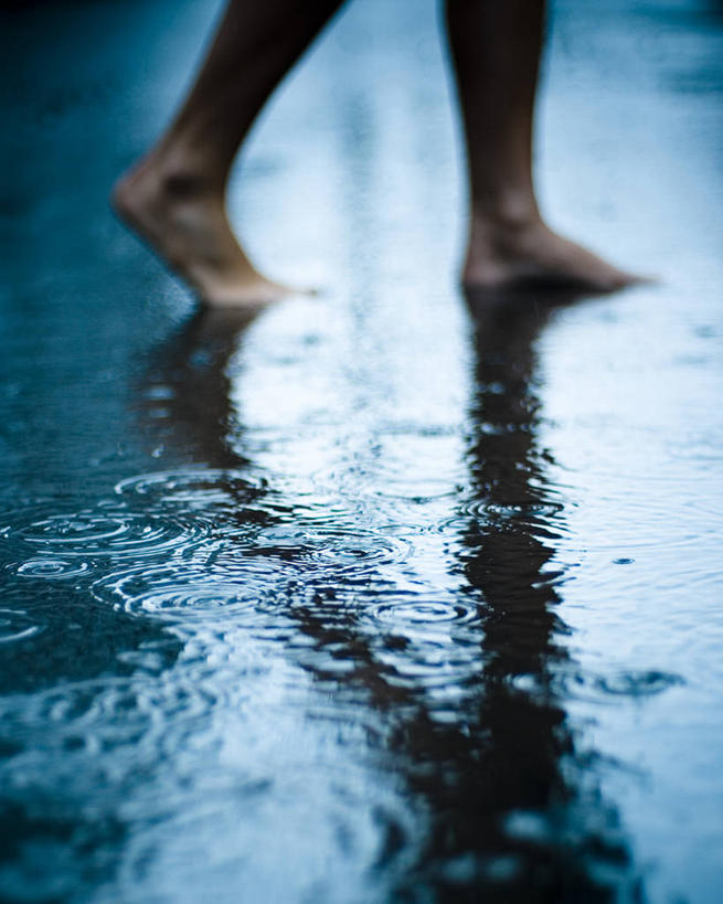 腿,一个人,竖图,特写,侧面,雨,加拿大,涉水,反射,蓝色,赤脚,人体,摄影,足,水坑,步行,彩图