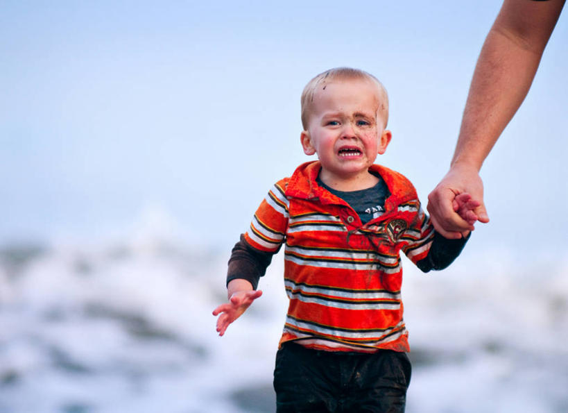 儿童,成年人,手,头发,两个人,家庭,父亲,儿子,哭,横图,室外,白天,正面,度假,纯洁,海洋,美国,条纹,沙子,休闲装,小孩,温暖,温馨,一家人,金色,可爱,童年,童趣,人体,摄影,部分,和睦,不幸,加利福尼亚,童真,烂漫,无邪,圣克鲁斯,悲哀,天真,男孩,男人,男性,孩子,海滩,步行,手牵手,半身,彩图,融洽,短发