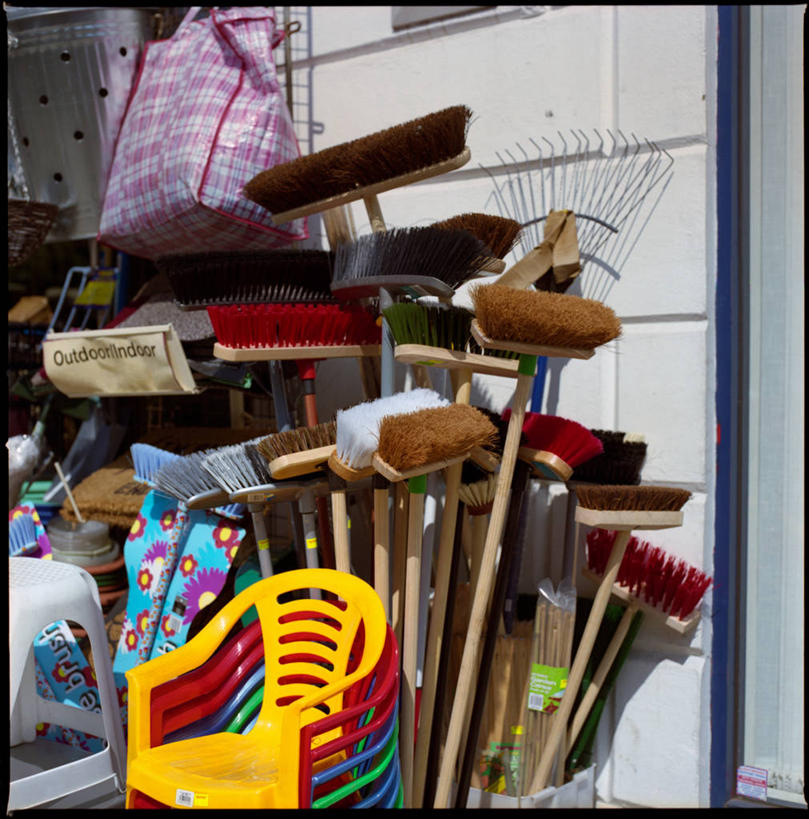 无人,商店,竖图,室内,白天,椅子,英国,许多,丰富,扫帚,塑胶,很多,商铺,零售,摄影,多样,耙子,门垫,市肆,商号,彩图,店铺,五金店
