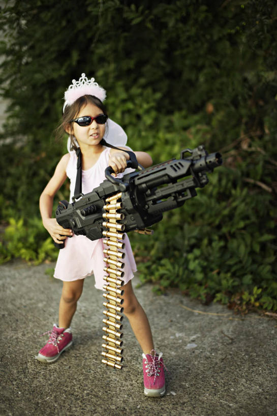 东方人,西方人,儿童,一个人,站,竖图,室外,白天,运动鞋,纯洁,欧洲,新西兰,欧洲人,亚洲,仅一个女性,仅一个人,小路,拿着,黄种人,树,小孩,太阳镜,仅一个小孩,可爱,童年,童趣,摄影,幽默,玩具枪,肖像,反差,比例,童真,东亚人,烂漫,无邪,天真,女孩,女人,女性,白种人,亚洲人,孩子,彩图,女生