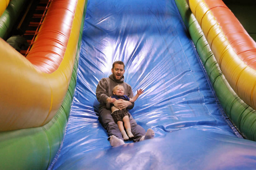 西方人,婴儿,儿童,成年人,中年人,两个人,家庭,父亲,儿子,游乐园,横图,彩色,室外,纯洁,游乐场,欧洲,美国,欧洲人,连接,滑,小孩,温暖,温馨,一家人,滑梯,可爱,童年,摄影,活泼,五颜六色,色彩斑斓,和睦,关爱,加利福尼亚,宝宝,五彩缤纷,纯真,烂漫,无邪,五彩斑斓,千野,五光十色,恐惧,伶俐,天真,男性,中年男性,白种人,孩子,彩图,融洽