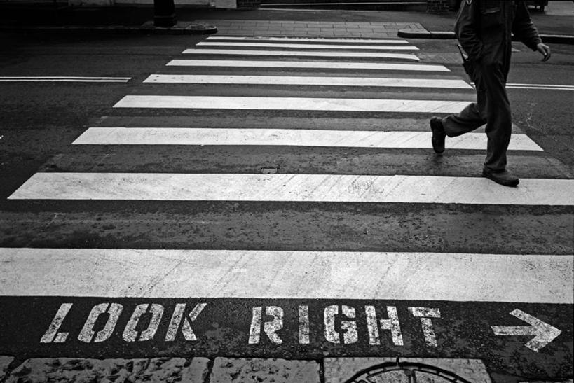 成年人,一个人,横图,黑白,室外,白天,旅途,街道,人行横道,指示牌,澳大利亚,仅一个男性,行人,条纹,标志,路标,文字,方向,标识,箭头,摄影,指导,英文字母,指向,透视图,悉尼,簇,步行,短语,横越