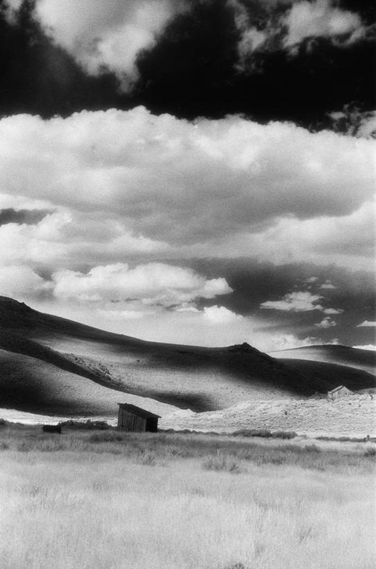 无人,竖图,黑白,室外,白天,美景,山,美国,阴影,景观,云,草,风景,自然,景色,摄影,宁静,北美,北美洲,加利福尼亚,自然风光,美洲,加州,加利福尼亚州,金州,黄金州,北亚美利加洲,亚美利加洲,莫诺县,波地州立历史公园,小木屋,美利坚合众国