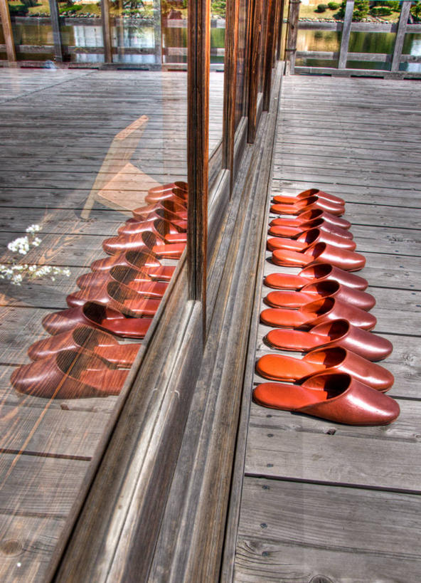 无人,露台,竖图,室外,白天,窗户,阳台,东京,日本,一排,许多,日本文化,整齐,反射,首都,很多,排列,拖鞋,茶馆,摄影,明亮,队列,彩图,露天阳台,门廊