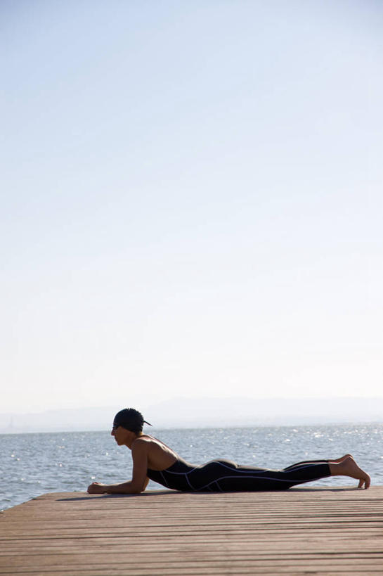 西方人,成年人,中年人,一个人,码头,躺,竖图,室外,白天,留白,侧面,泳装,日光浴,湖,西班牙,欧洲,欧洲人,仅一个女性,仅一个人,水平线,仅一个中年女性,休息,放松,摄影,游泳帽,万里无云,巴伦西亚省,女人,女性,中年女性,白种人,彩图