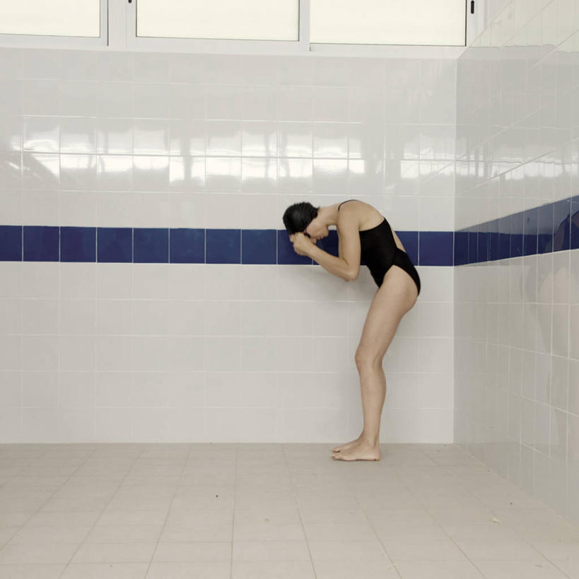 游泳,西方人,成年人,中年人,一个人,方图,室内,白天,侧面,泳装,运动,竞争,衣帽间,西班牙,欧洲,欧洲人,仅一个女性,仅一个人,准备,瓷砖,眼镜,泳镜,竞技运动,白色,游泳眼镜,仅一个中年女性,遮,遮掩,摄影,明亮,掩盖,遮挡,游泳帽,遮盖,掩饰,女人,女性,中年女性,白种人,彩图