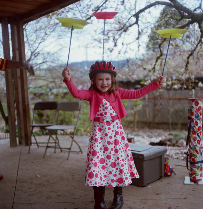 西方人,儿童,一个人,站,微笑,竖图,室外,白天,幸福,纯洁,骄傲,欧洲,美国,欧洲人,仅一个女性,仅一个人,圆点,庭院,旋转,小孩,盘子,仅一个小孩,可爱,平衡,童年,童趣,摄影,协调,童真,烂漫,无邪,自行车头盔,天真,女孩,女人,女性,白种人,孩子,彩图,欢乐,女生