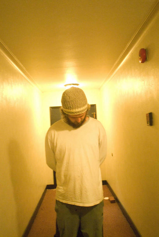 成年人,胡须,一个人,站,竖图,室内,正面,仅一个男性,仅一个人,T恤,注视,休闲装,仅一个年轻男性,低头,观察,看,思考,鸭舌帽,人体,摄影,观看,照亮,察看,关注,背手,西雅图,垂头,男人,男性,年轻男性,年轻人,胡子,络腮胡,彩图,困窘