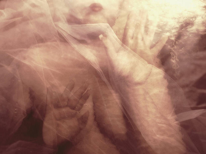 西方人,成年人,中年人,老年人,手,裸体,一个人,横图,背景,欧洲,美国,欧洲人,仅一个女性,仅一个人,半透明,仅一个中年女性,人体,摄影,薄纱,梦想,新泽西,女人,女性,中年女性,白种人,嘴唇,触摸,半身,彩图