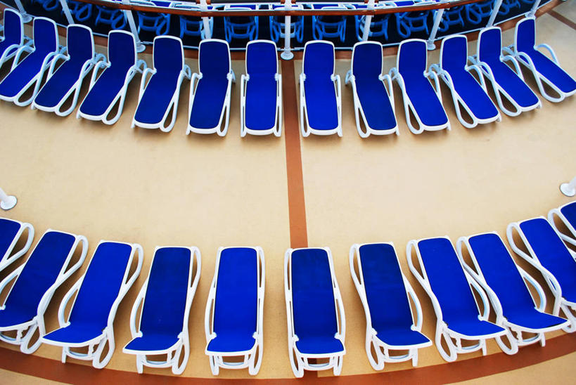 无人,横图,俯视,室内,白天,旅游,度假,美国,一排,许多,整齐,很多,娱乐,排列,蓝色,享受,休闲,放松,摄影,甲板,太平洋,队列,休闲椅,彩图,高角度拍摄