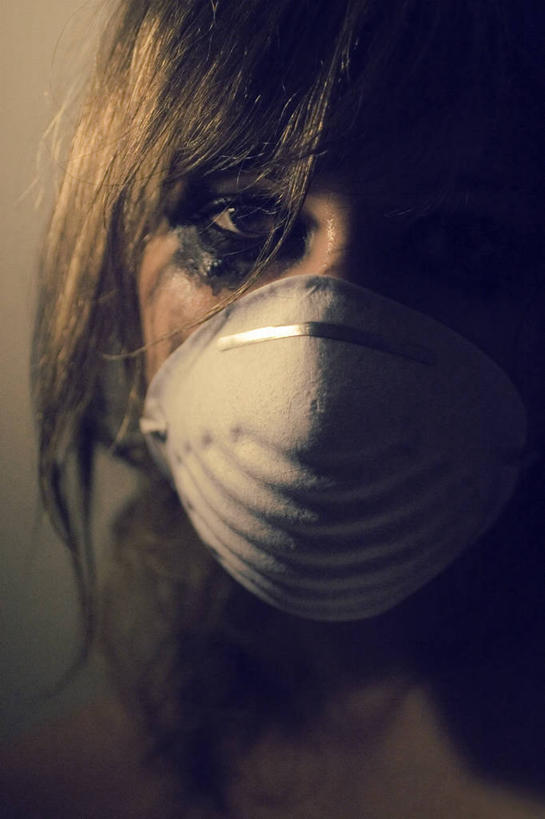 成年人,头发,一个人,竖图,特写,仅一个年轻女性,仅一个女性,仅一个人,自然灾害,金色,遮,遮掩,摄影,头像,褐色背景,污染,掩盖,遮挡,不幸,肖像,遮盖,污渍,邪恶,悲哀,掩饰,年轻女性,女人,女性,年轻人,长发,影棚拍摄,瘀伤,乌青块