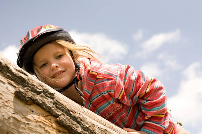 西方人,儿童,头发,一个人,横图,室外,白天,纯洁,游乐场,德国,欧洲,欧洲人,仅一个女性,仅一个人,木制,休闲装,小孩,仅一个小孩,金色,可爱,童年,童趣,摄影,上升,肖像,童真,烂漫,无邪,自行车头盔,勃兰登堡州,天真,女孩,女人,女性,白种人,孩子,半身,彩图,女生