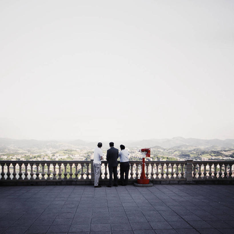 成年人,三个人,栏杆,站,方图,室外,白天,留白,旅游,仪器,科技,美景,山脉,行人,游客,游人,眺望,检查,研究,并排,反射,分析,科学,望远镜,景观,山顶,路人,旅客,背面,自然,观察,靠,靠着,景色,清晰,探索,摄影,放大,观看,宁静,仔细,科研,科学技术,瞭望,聚焦,关注,自然风光,远视镜,瞭望镜,光学,清楚,巴斯克自治区,圣塞瓦斯蒂安,过客,彩图,投币式望远镜,光学仪器,千里镜