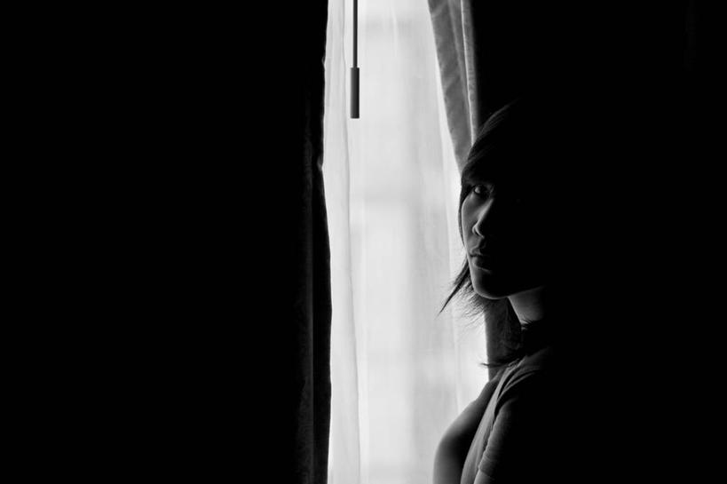 成年人,一个人,横图,黑白,室内,白天,留白,窗帘,菲律宾,仅一个年轻女性,仅一个女性,仅一个人,摄影,肖像,东亚人,年轻女性,女人,女性,年轻人,半身,暗调