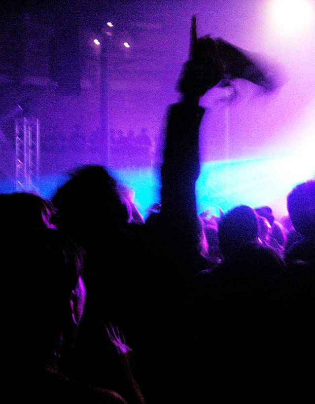 举,竖图,彩色,室内,夜晚,英国,朦胧,模糊,庆祝,首都,许多人,音乐,紫色,托,一群人,活力,俱乐部,摄影,五颜六色,明亮,照亮,色彩斑斓,荧光,照明设备,剪影,夜总会,五彩缤纷,群众,迪斯科,五彩斑斓,五光十色,举起,举手,举着,向上举,向上伸,向上托,彩图