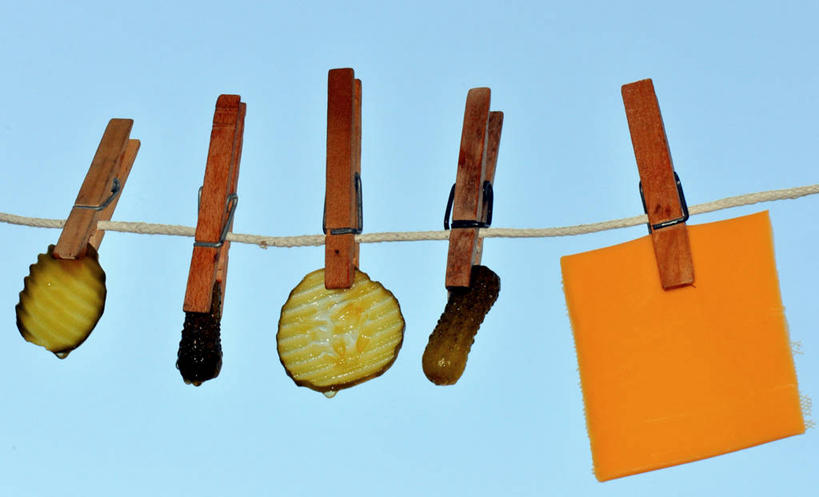 奶酪,无人,横图,室外,白天,美国,一排,吊挂,悬挂,整齐,并排,挂,排列,晾衣服,摄影,泡椒,创造力,队列,衣夹,酸黄瓜,健康食物,万里无云,堪萨斯,想法,彩图