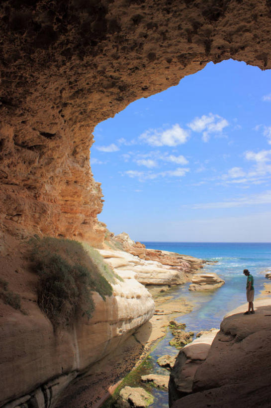 一个人,竖图,室外,白天,旅游,海洋,澳大利亚,水平线,风景,摄影,洞穴,岩层,南澳大利亚,岩石,彩图,独处,河口