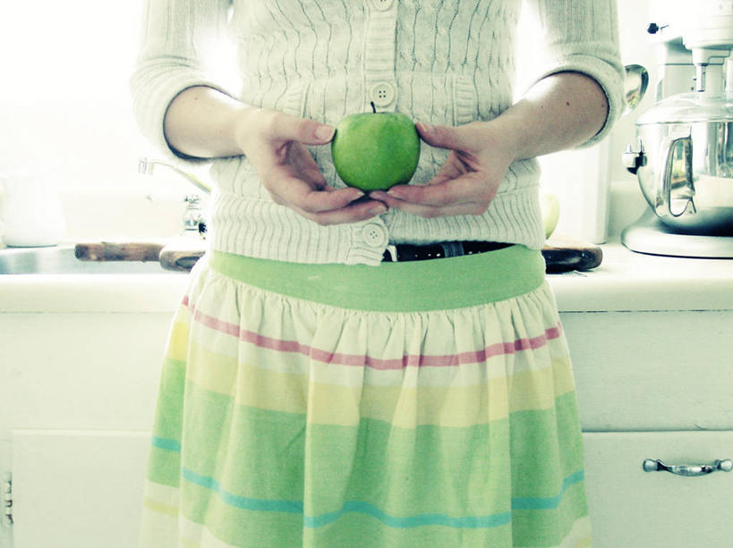 西方人,成年人,一个人,家庭,横图,室内,白天,正面,裙子,厨房,欧洲,美国,欧洲人,仅一个年轻女性,仅一个女性,仅一个人,围裙,拿着,绿色,青苹果,温暖,温馨,一家人,摄影,和睦,加利福尼亚,健康食物,圣克鲁斯,年轻女性,女人,女性,白种人,年轻人,彩图,融洽