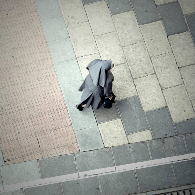 成年人,一个人,方图,俯视,室外,白天,西班牙,仅一个女性,朦胧,模糊,摄影,宗教,灵性,修女,步行,彩图,高角度拍摄,旅行