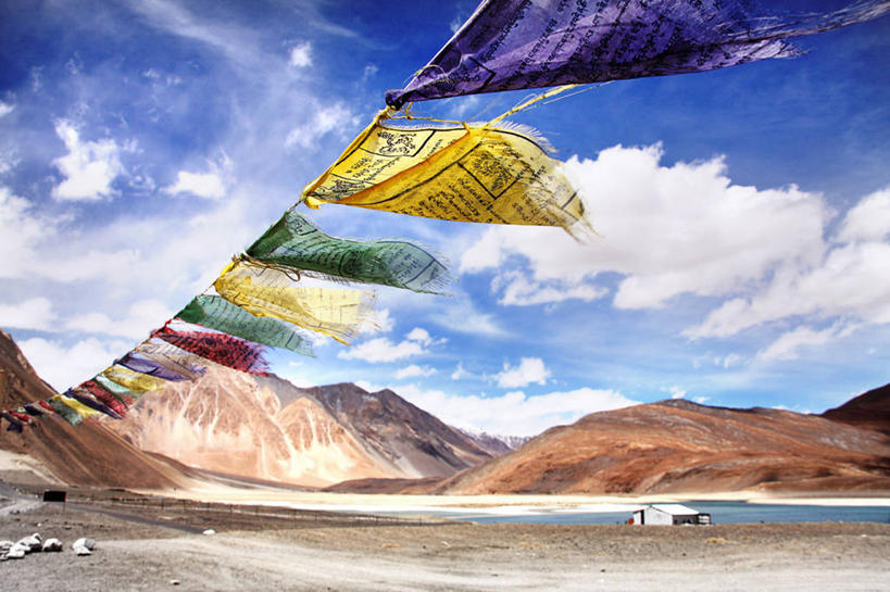 无人,横图,室外,白天,湖,山,风,印度,一排,吊挂,悬挂,整齐,云,挂,经幡,排列,风景,线绳,摄影,佛教,队列,彩图,燕尾旗