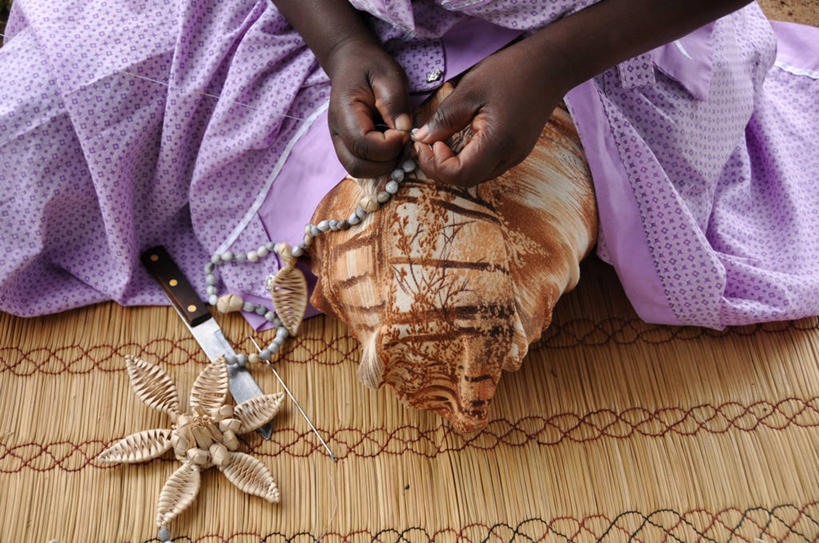 成年人,中年人,一个人,坐,横图,室内,特写,白天,非洲,南非,仅一个女性,仅一个人,装饰,席子,珠子,布置,装饰品,纺织,做,仅一个中年女性,摄影,部分,手艺,棕榈叶,阿非利加洲,南非共和国,技能,夸祖鲁.纳塔尔省,女人,女性,中年女性,坐着,彩图