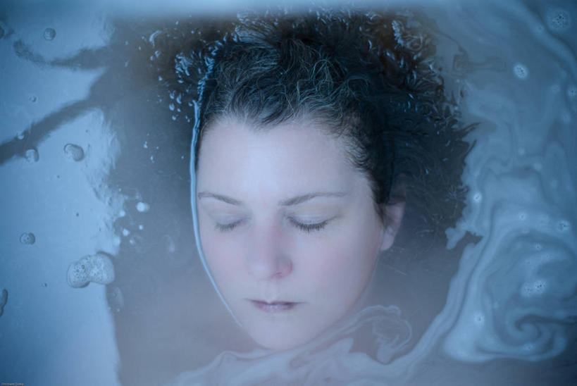 西方人,成年人,中年人,脸,头,脸颊,一个人,横图,俯视,室外,特写,白天,湖,德国,欧洲,欧洲人,仅一个女性,仅一个人,漂浮,水面,肩膀,仅一个中年女性,寒冷,摄影,尸体,死亡,沼泽,溺水,尸身,遗体,女人,女性,中年女性,白种人,头部,脸部,脸蛋,面部,彩图,高角度拍摄,尸首