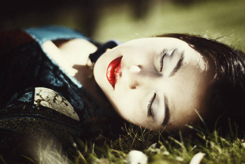 儿童,少年,脸,头,脸颊,一个人,横图,室外,特写,白天,纯洁,草坪,欧洲,仅一个男性,仅一个年轻女性,仅一个女性,仅一个人,首都,肩膀,草,仅一个年轻男性,小孩,自然,唇膏,思考,可爱,童年,童趣,摄影,肖像,童真,烂漫,无邪,安卡拉,天真,男人,男性,年轻男性,年轻女性,女人,女性,孩子,头部,脸部,脸蛋,面部,闭着眼睛,仰卧,彩图,美人,白日梦