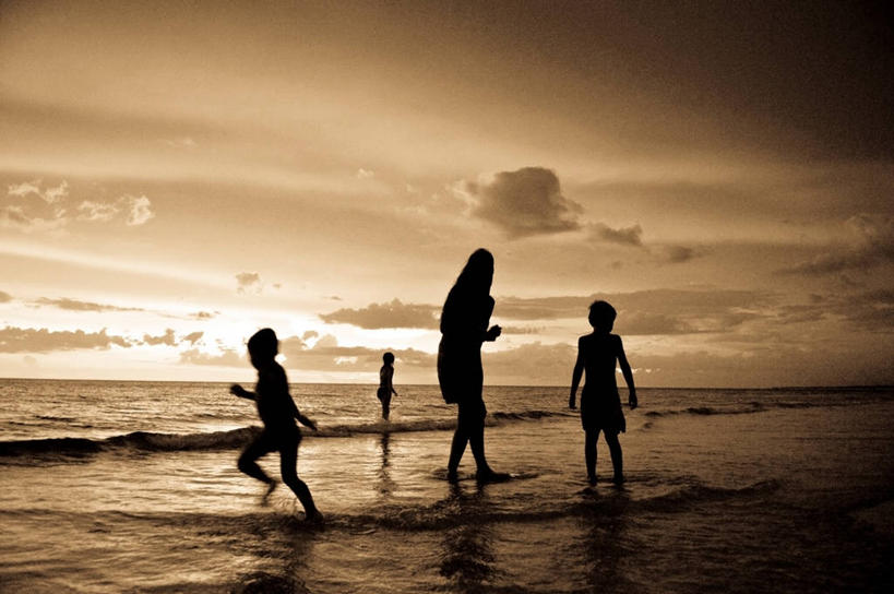 儿童,成年人,四个人,横图,室外,海洋,日落,日光,美国,涉水,水平线,云,风景,天空,摄影,海滩,休闲活动,彩图