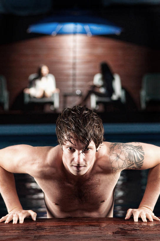 西方人,成年人,一个人,游泳池,竖图,室外,夜晚,正面,首尔,欧洲,韩国,欧洲人,仅一个男性,仅一个人,首都,纹身,仅一个年轻男性,下车,活力,力量,摄影,肖像,男人,男性,年轻男性,白种人,年轻人,半身,彩图