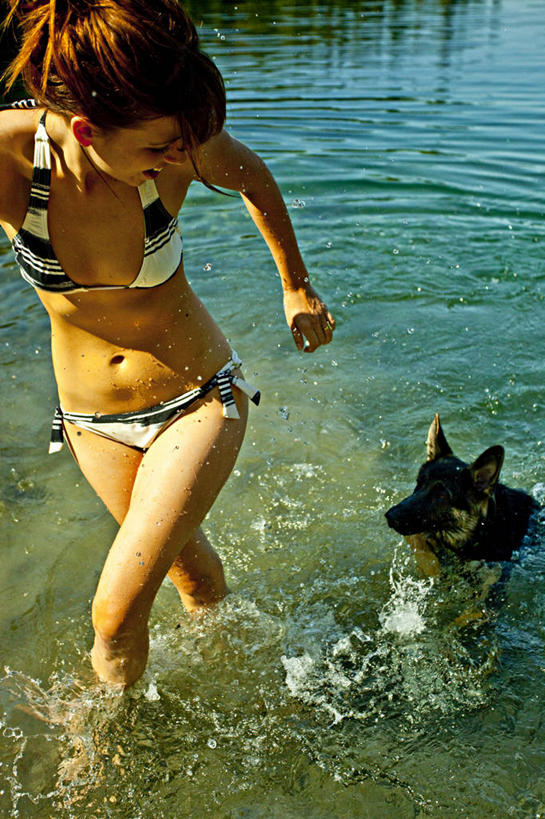 西方人,成年人,一个人,跑,笑,竖图,室外,白天,比基尼,度假,友谊,湖,宠物,狗,欧洲,加拿大,欧洲人,仅一个年轻女性,仅一个女性,仅一个人,溅,夏天,活力,摄影,马尾辫,魁北克,年轻女性,女人,女性,白种人,年轻人,彩图