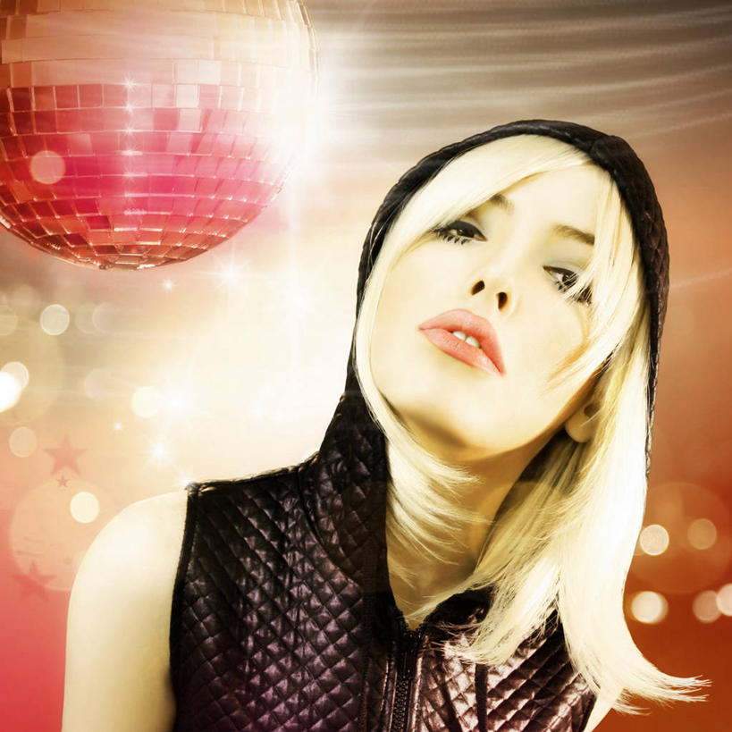 西方人,成年人,脸,头,脸颊,头发,一个人,方图,彩色,夜生活,信心,霓虹灯,欧洲,欧洲人,仅一个年轻女性,仅一个女性,仅一个人,服装,光线,灯光,七彩,光芒,休闲装,光源,数码合成,霓虹,肩膀,灯,衣服,唇膏,休闲,休闲服,金色,连帽衫,摄影,服饰,照明设备,肖像,夜总会,帽衫,氖灯,迪斯科,年轻女性,女人,女性,白种人,年轻人,头部,长发,脸部,脸蛋,面部,彩图,影棚拍摄,风帽,美人